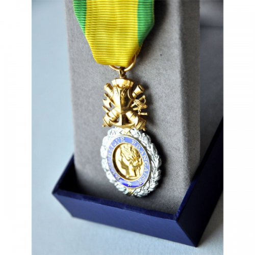 MEDAILLE MILITAIRE METAL DORE 2